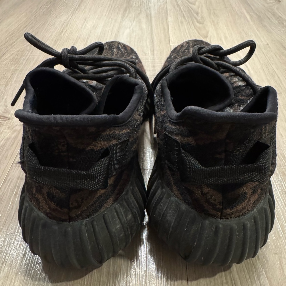 Men’s Yeezys - Picture 4 of 7